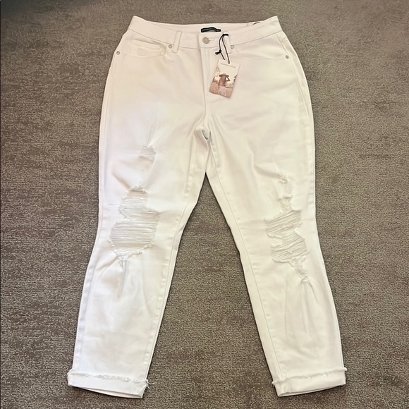 NWT Sincerely Jules Super High Rise White Distressed Mom Jeans Size 9/29 - Picture 1 of 12